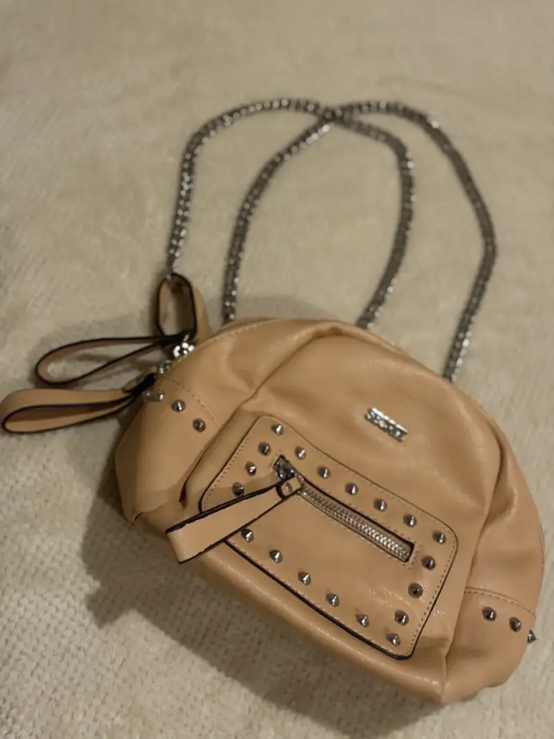 Cartera beige con tachas y cadena metálica - 1