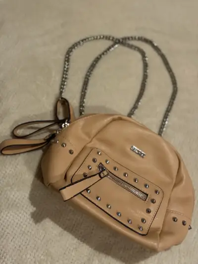 Cartera beige con tachas y cadena metálica - miniatura 1