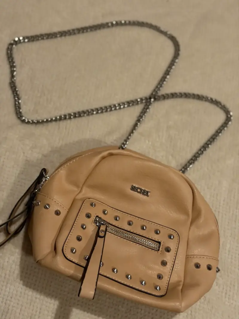 Cartera beige con tachas y cadena metálica - 2