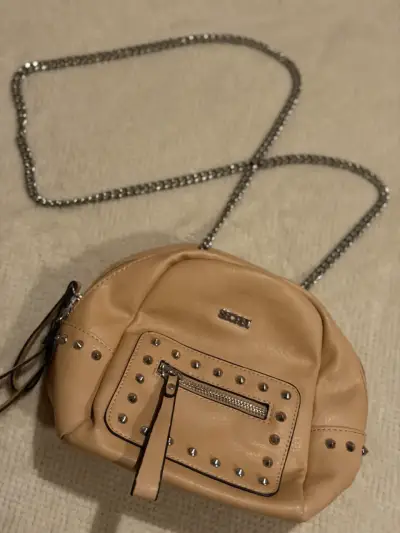 Cartera beige con tachas y cadena metálica - miniatura 2