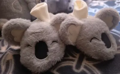 Pantuflas de bebé con diseño de koala gris - miniatura 2