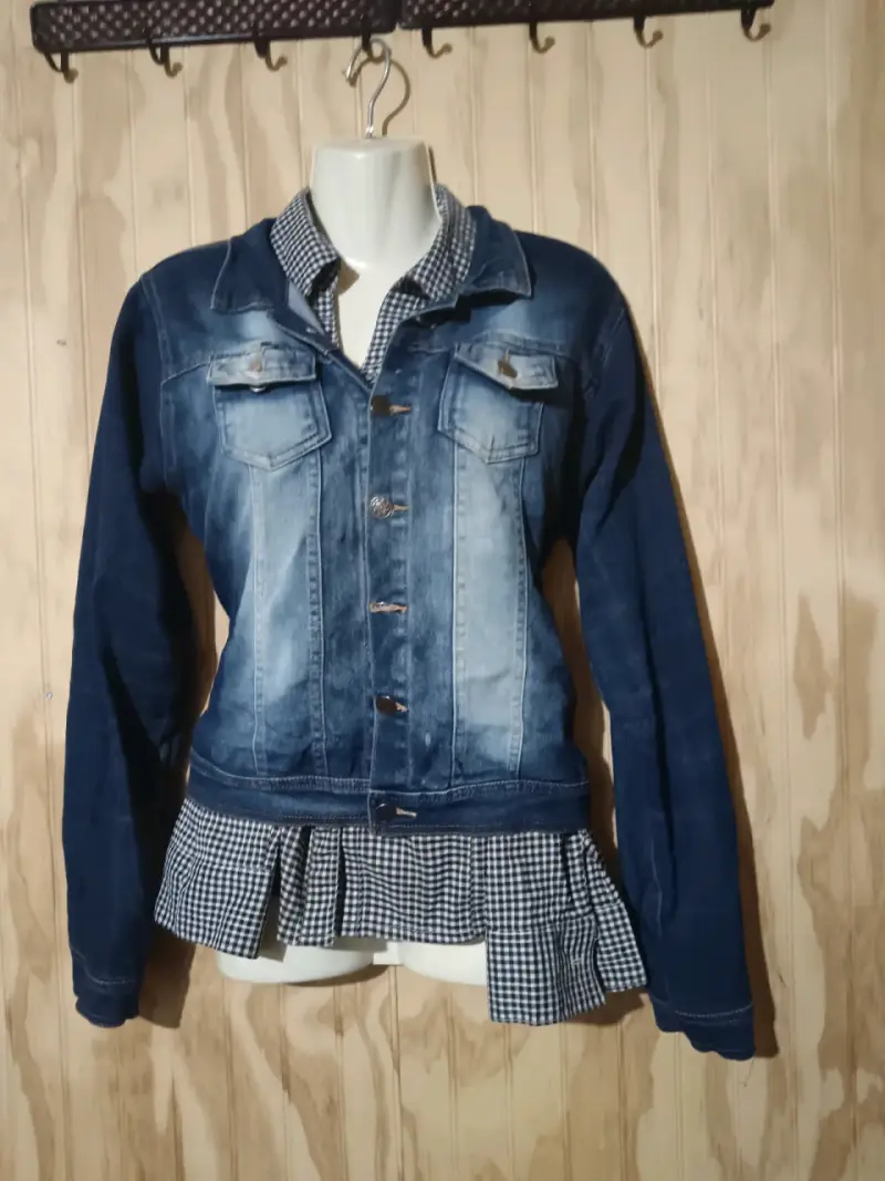 Chaqueta de mezclilla para mujer con diseño moderno - 1