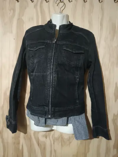 Chaqueta de mezclilla para mujer con diseño moderno - miniatura 2