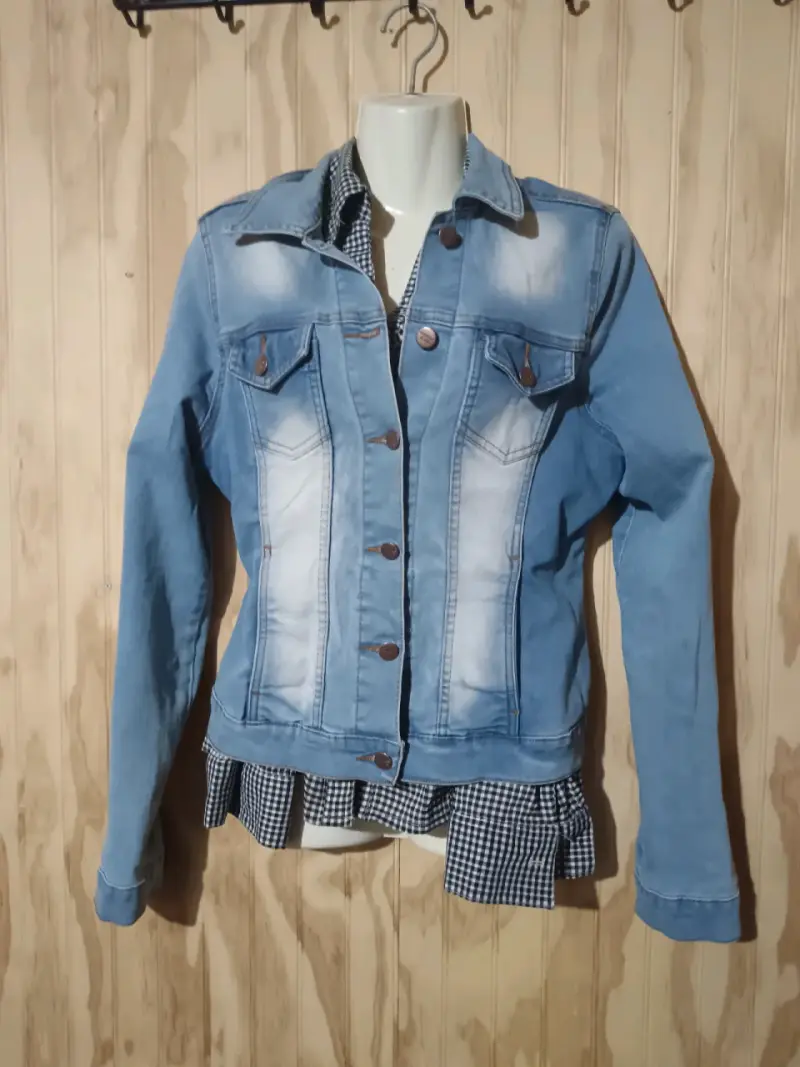 Chaqueta de mezclilla para mujer con diseño moderno - 3