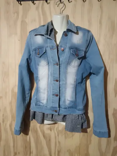 Chaqueta de mezclilla para mujer con diseño moderno - miniatura 3
