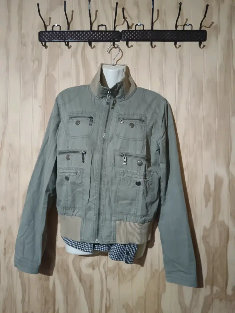 Chaqueta de mezclilla para mujer con diseño moderno - 4