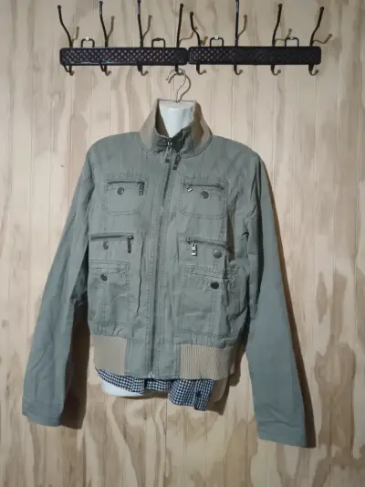Chaqueta de mezclilla para mujer con diseño moderno - miniatura 4