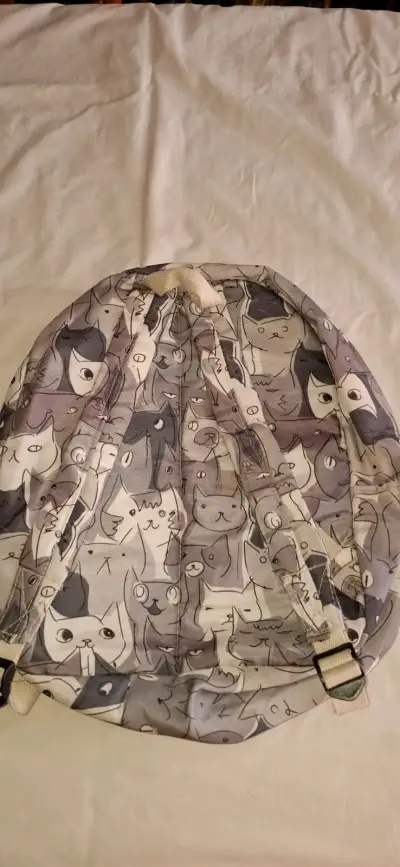 Mochila con diseño de gatos en tonos grises - miniatura 2