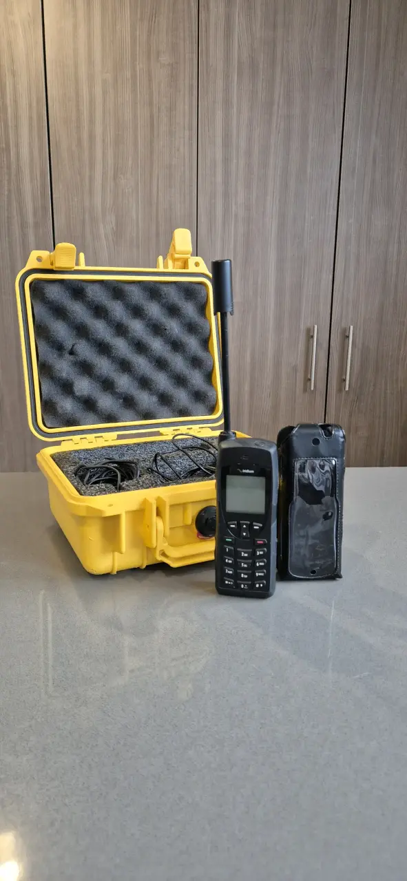 Teléfono Satelital Iridium con Estuche/Accesorios - 3