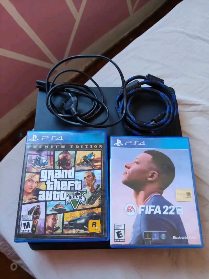 Consola PS4 con juegos GTA V , FIFA 22 y pes 2020 - 1