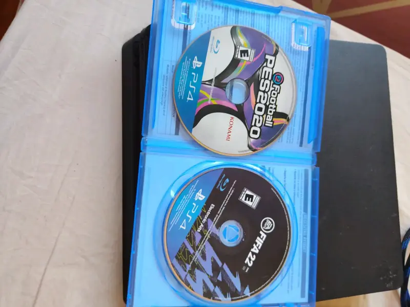 Consola PS4 con juegos GTA V , FIFA 22 y pes 2020 - 2