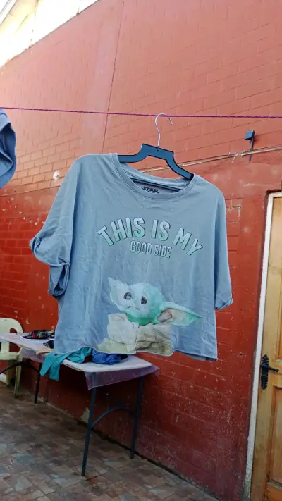 Polera gris con diseño de Baby Yoda - miniatura 1