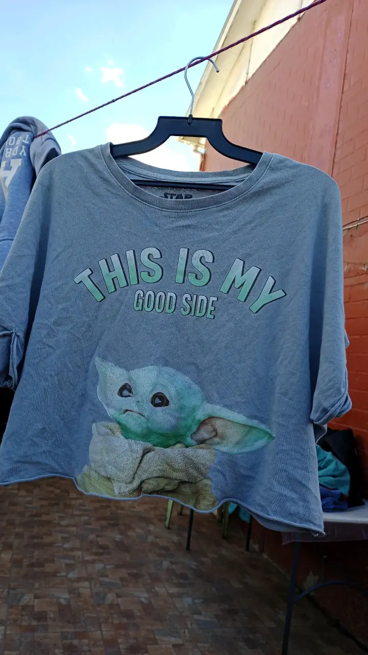Polera gris con diseño de Baby Yoda - 2