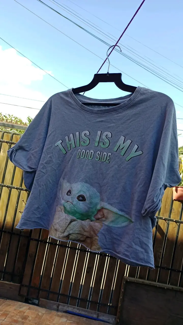 Polera gris con diseño de Baby Yoda - 4