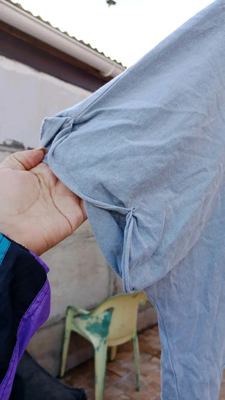 Polera gris con diseño de Baby Yoda - 5
