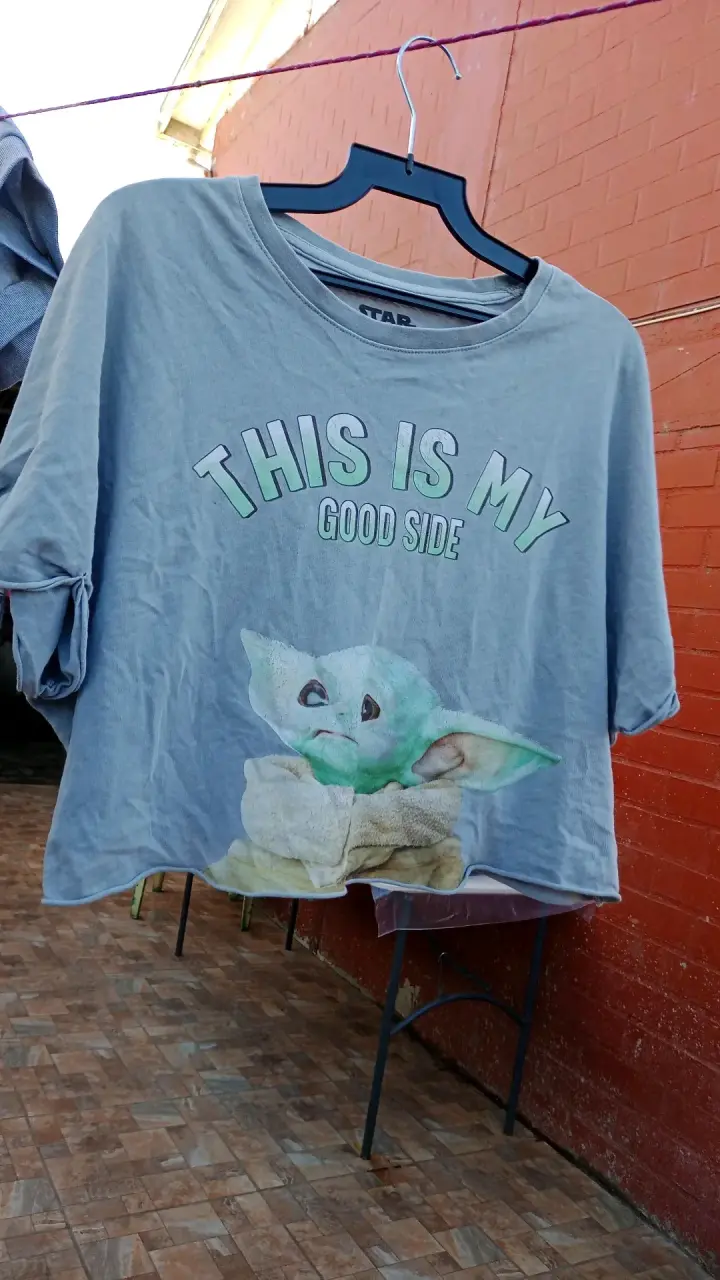 Polera gris con diseño de Baby Yoda - 6