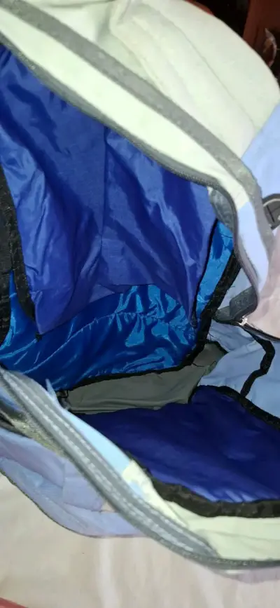 Mochila escolar azul con múltiples compartimentos - miniatura 2