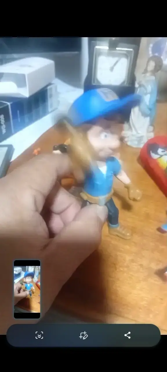 Figura de acción de personaje con gorra azul