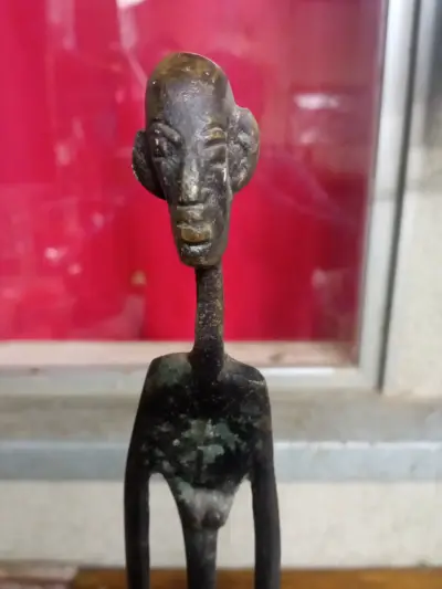Escultura de bronce africana antigua - miniatura 1