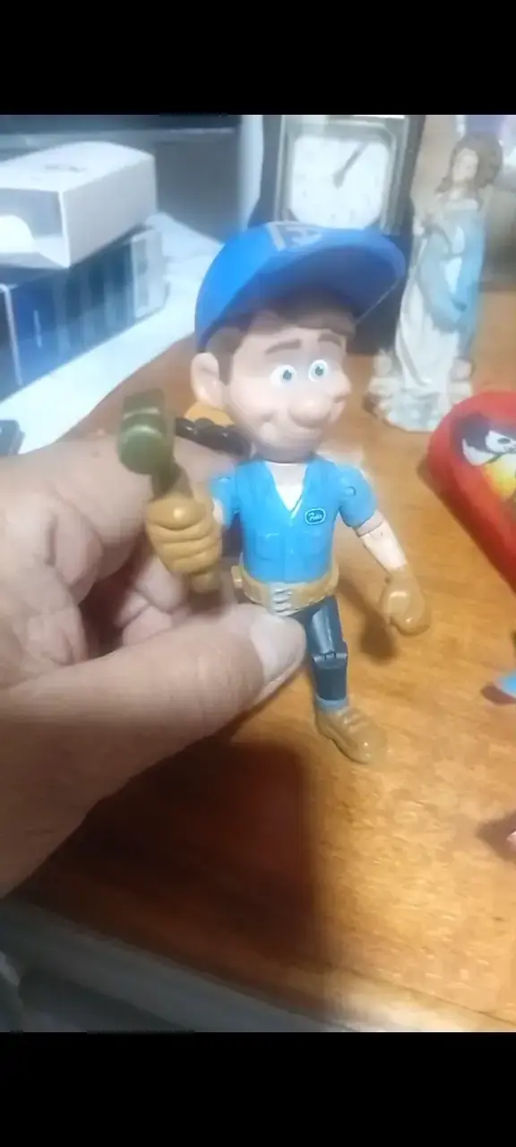 Figura de acción de personaje con gorra azul - 2