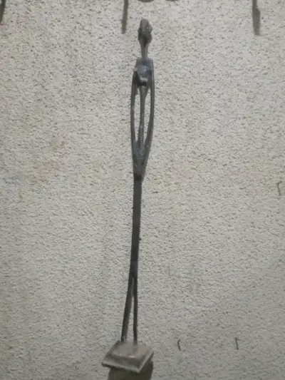 Escultura de bronce africana antigua - miniatura 2