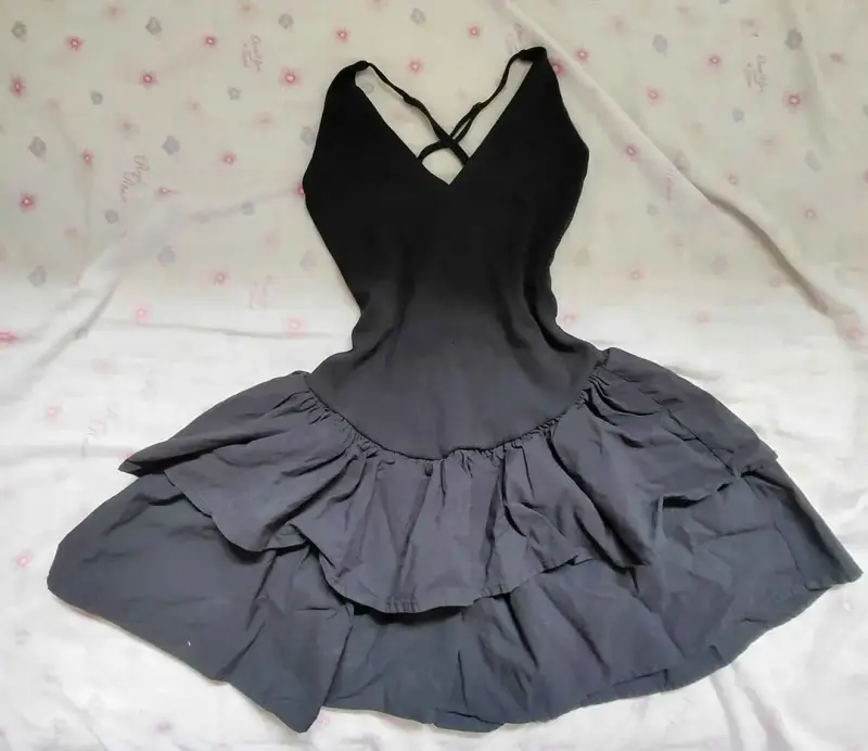 Vestido negro con tirantes cruzados - 1