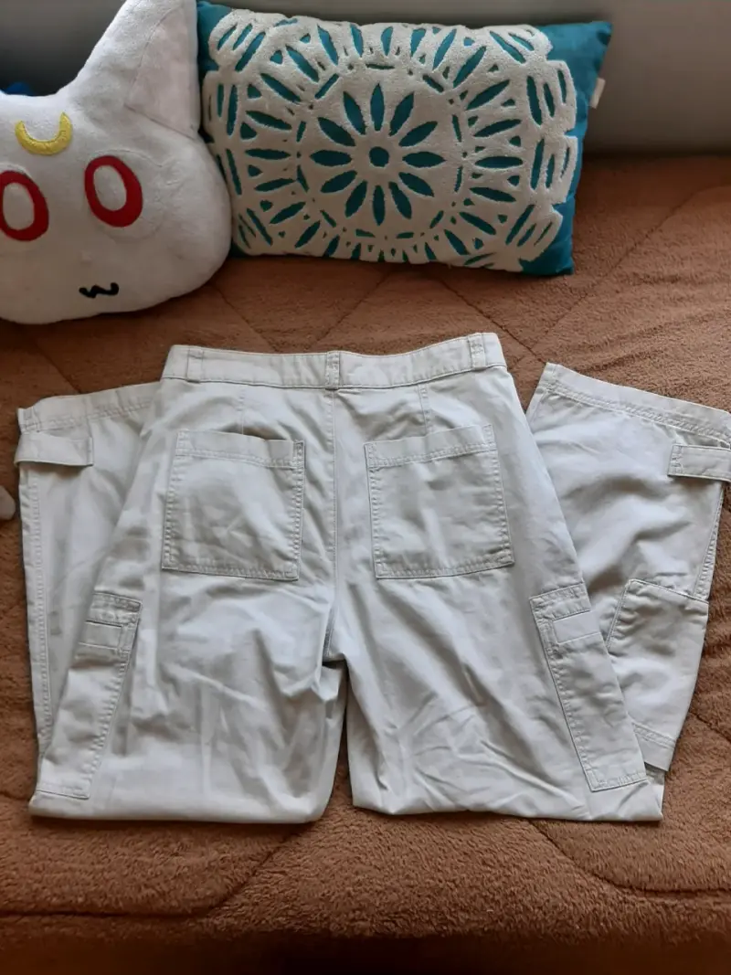Pantalones cargo beige unisex con bolsillos - 2