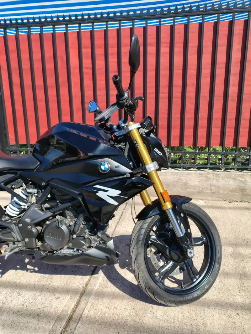 Moto BMW G310R negra en buen estado - 1