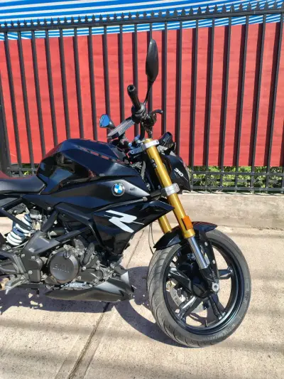 Moto BMW G310R negra en buen estado - miniatura 1