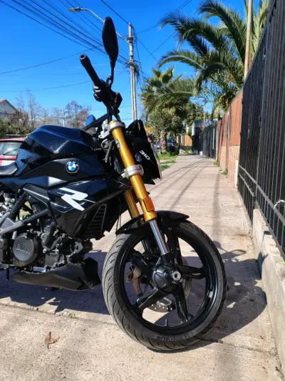 Moto BMW G310R negra en buen estado - miniatura 3