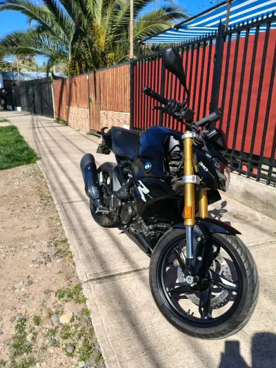 Moto BMW G310R negra en buen estado - miniatura 4