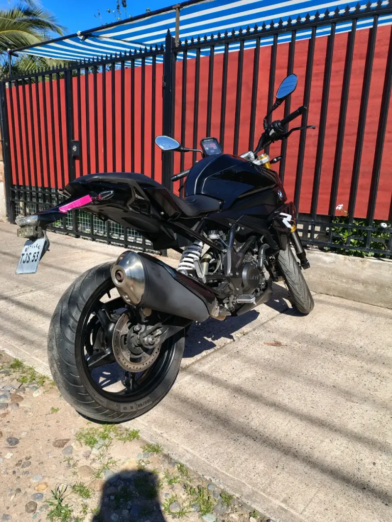 Moto BMW G310R negra en buen estado - 5