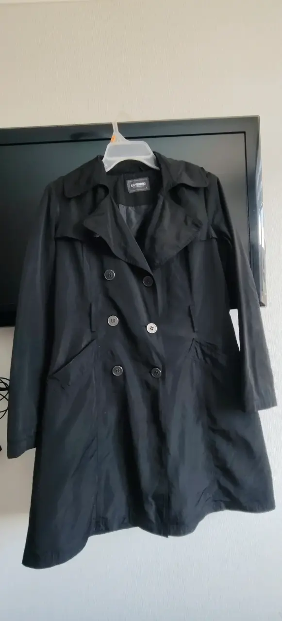 Abrigo negro con capucha para mujer - 2