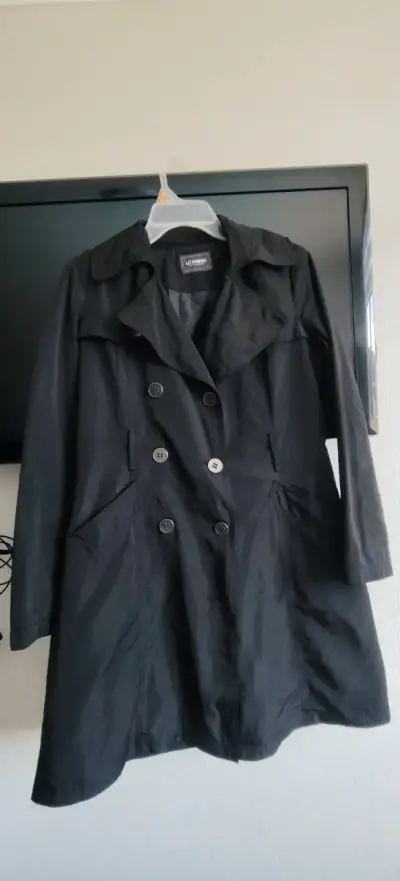 Abrigo negro con capucha para mujer - miniatura 2