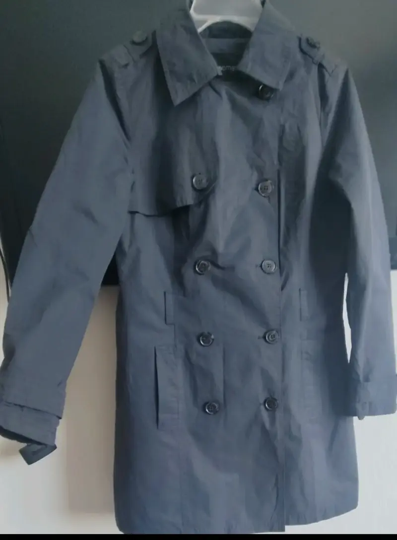 Abrigo negro con capucha para mujer - 5