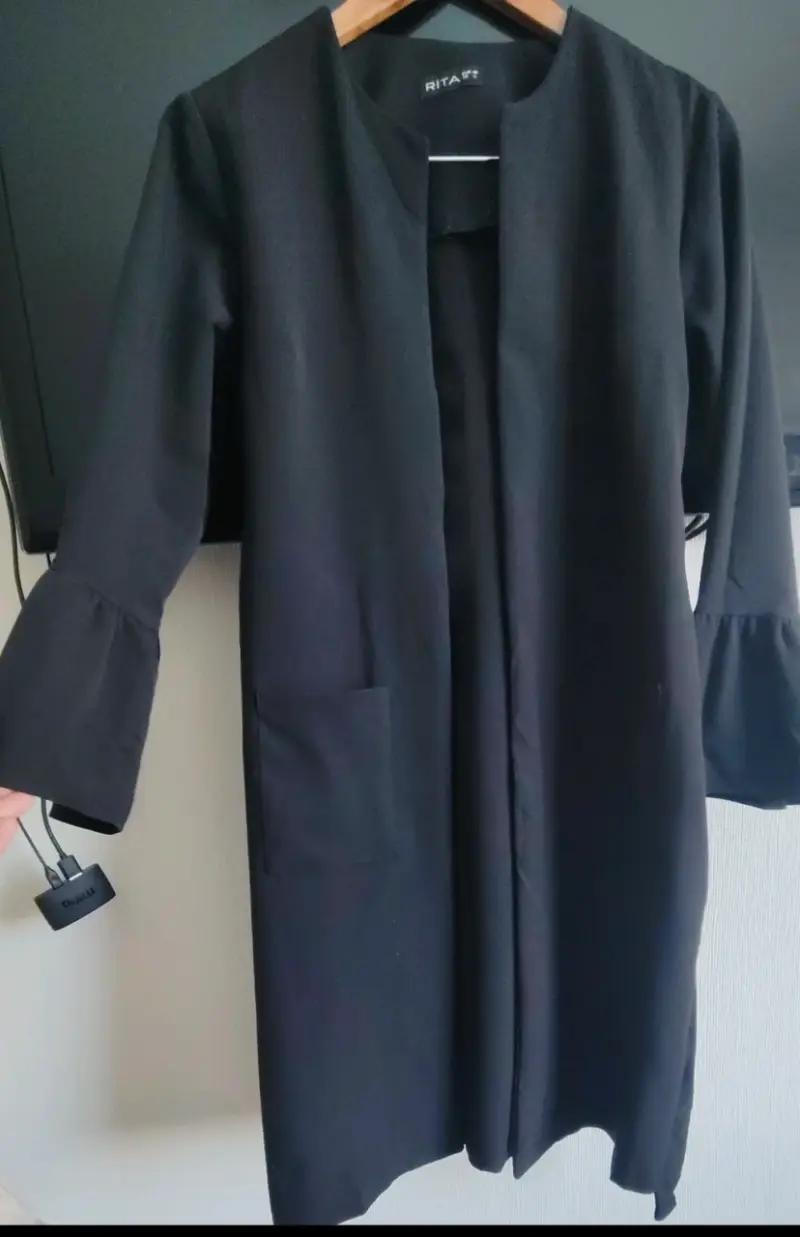 Abrigo negro con capucha para mujer - 6