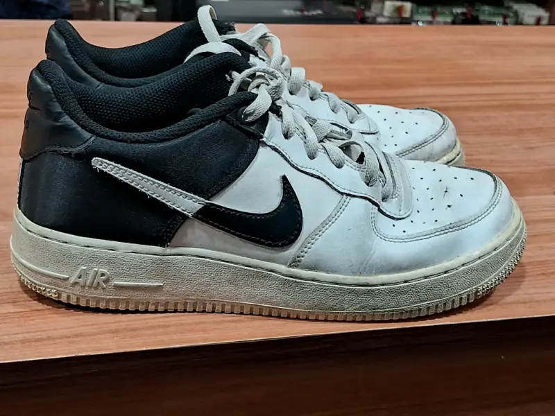 Zapatillas deportivas Nike Air Force 1 blancas y negras - 1