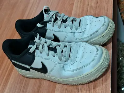 Zapatillas deportivas Nike Air Force 1 blancas y negras - miniatura 2