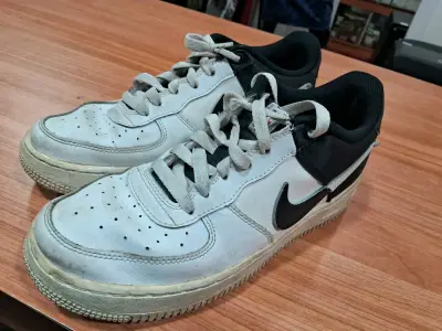 Zapatillas deportivas Nike Air Force 1 blancas y negras - miniatura 3