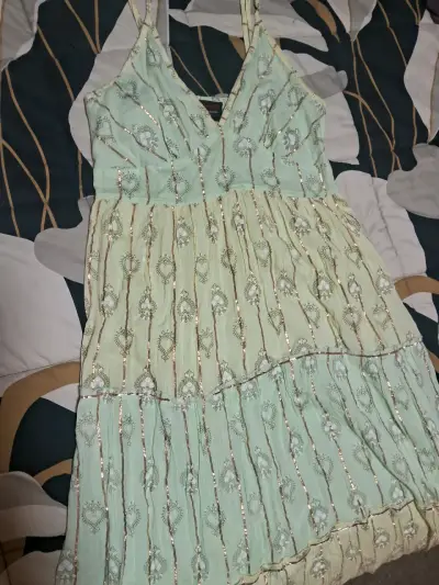 Vestido bohemio con bordado y lentejuelas - miniatura 1