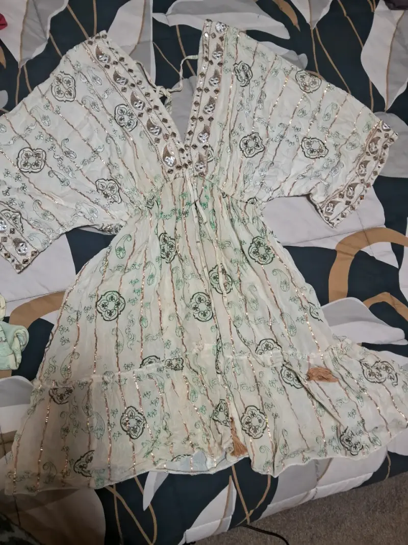 Vestido bohemio con bordado floral - 1