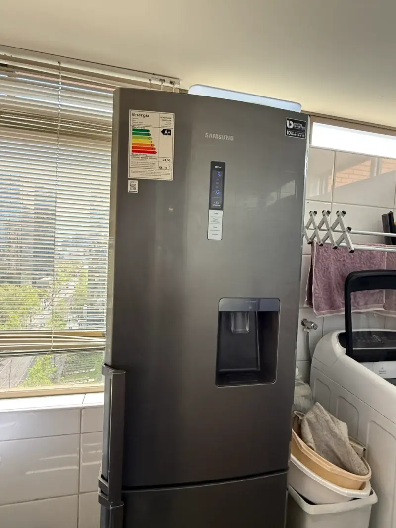 Refrigerador Samsung con dispensador de agua - 1