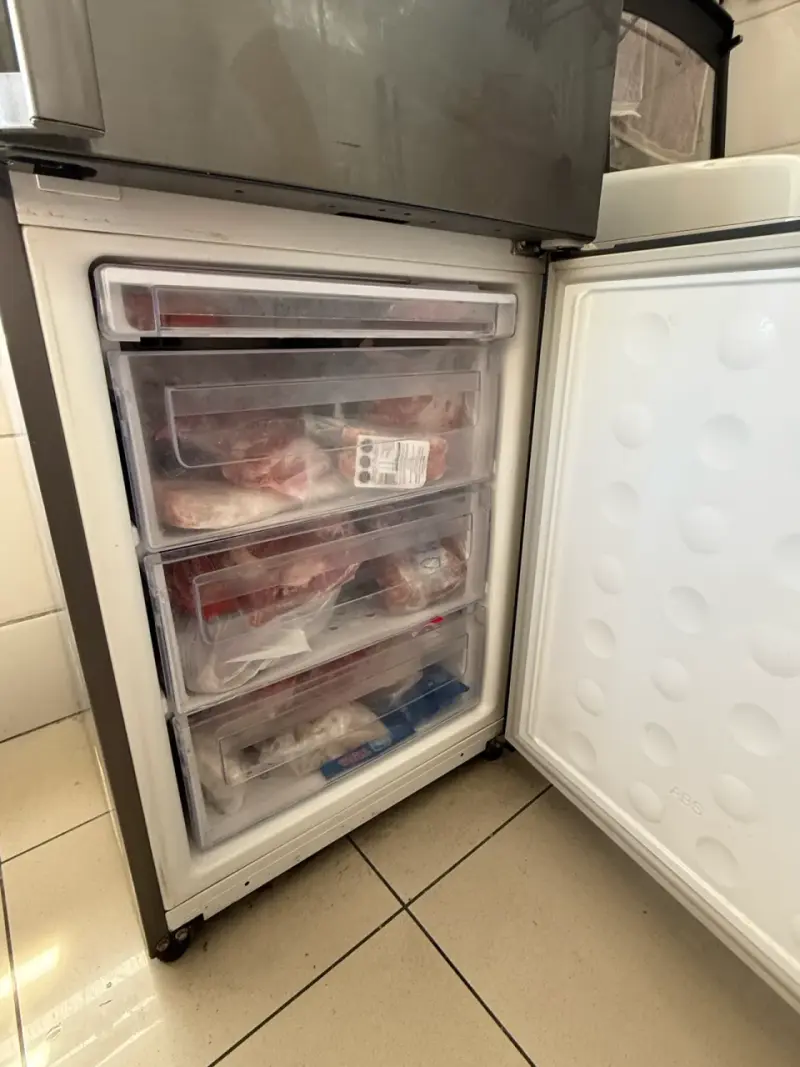 Refrigerador Samsung con dispensador de agua - 4