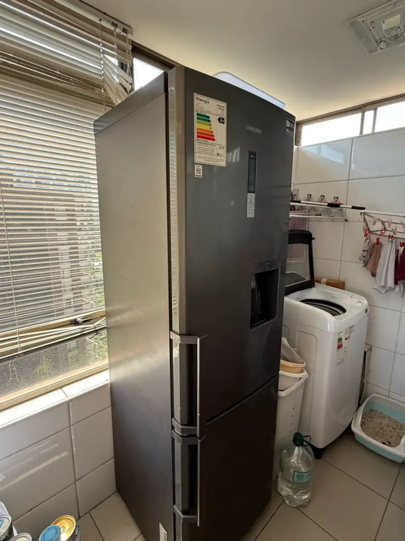 Refrigerador Samsung con dispensador de agua - 5