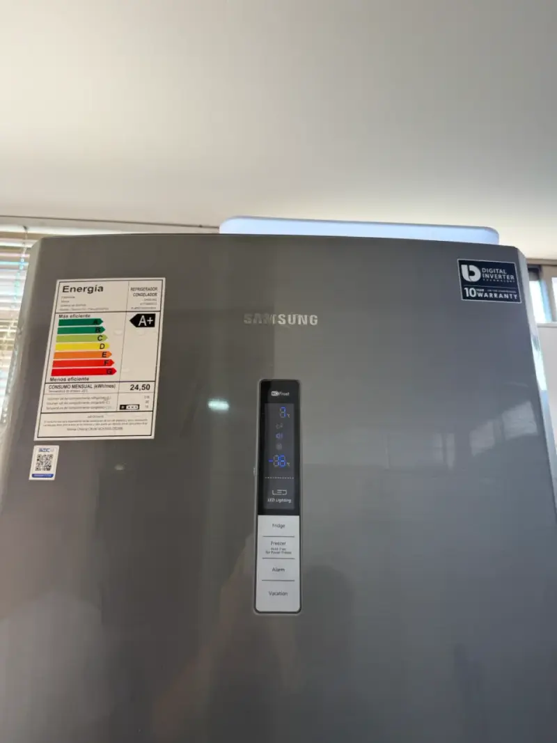 Refrigerador Samsung con dispensador de agua - 6