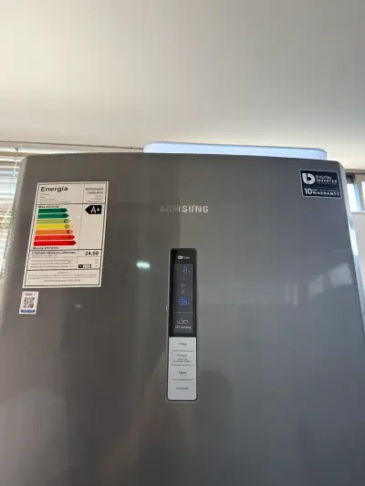 Refrigerador Samsung con dispensador de agua - miniatura 6