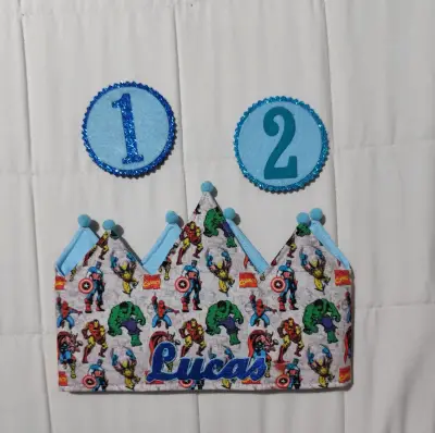 Corona de cumpleaños infantil con diseño de superhéroes - miniatura 1