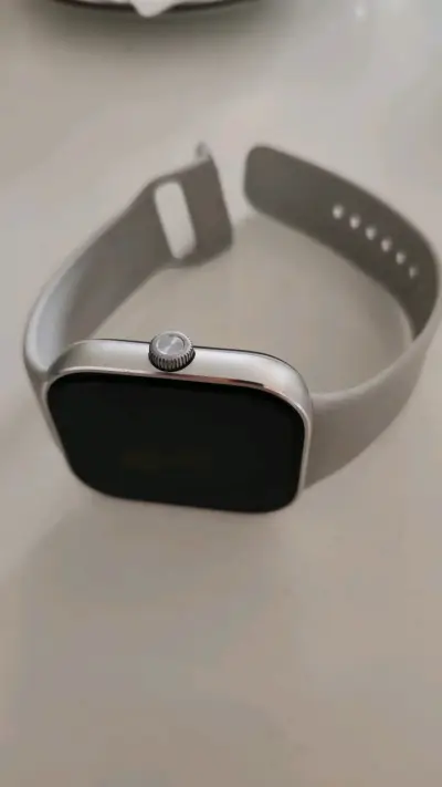 Reloj inteligente con correa gris - miniatura 2