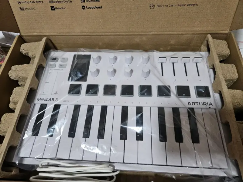 Controlador MIDI Arturia MiniLab 3 Universal - 4