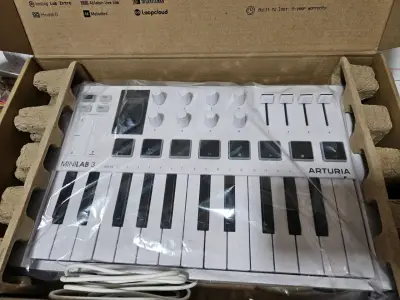 Controlador MIDI Arturia MiniLab 3 Universal - miniatura 4